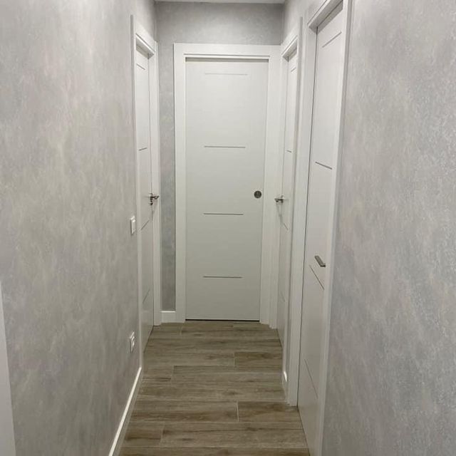 puerta y pasillo
