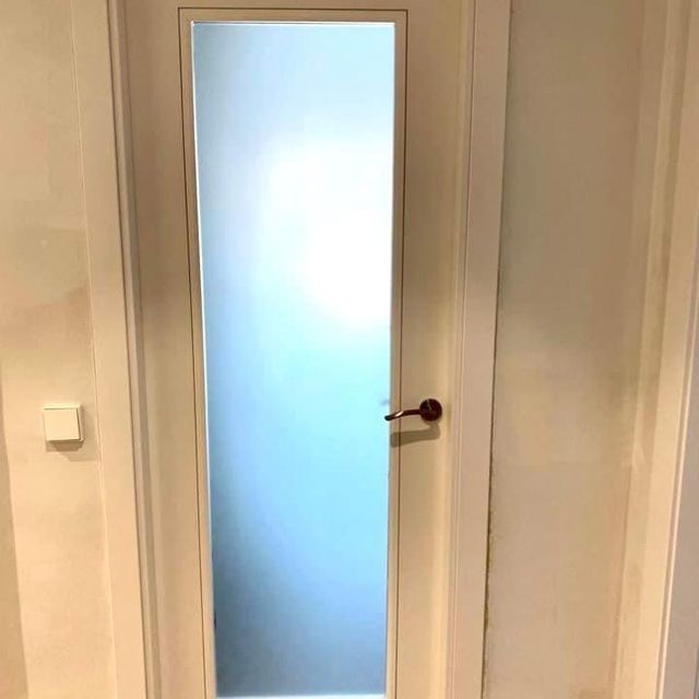 puerta marrón acristalada