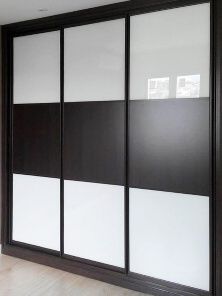 Armario corredera modelo japonés combinado con vidrio blanco y al centro madera wengue