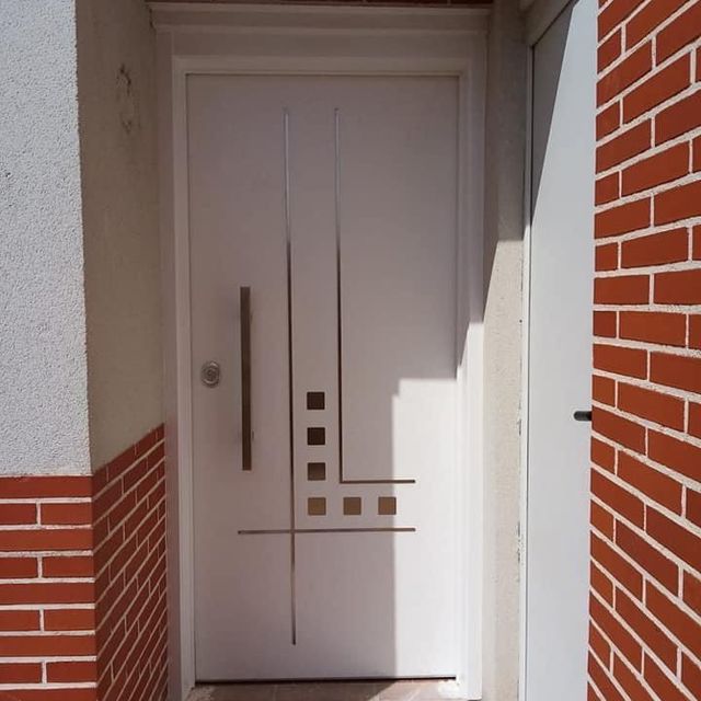 puerta blanca entrada